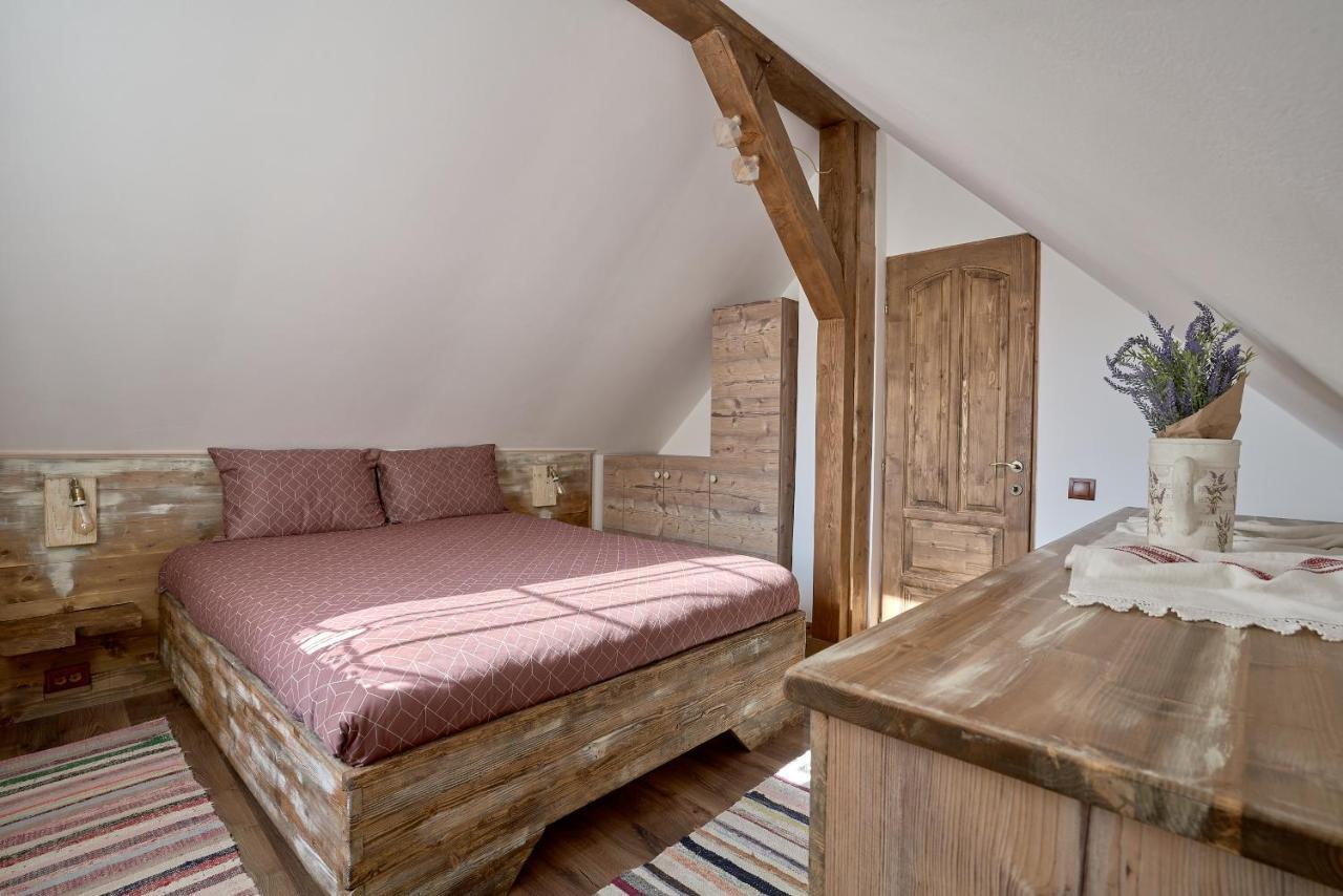 Walnut Tree Cottage Sacele Ngoại thất bức ảnh
