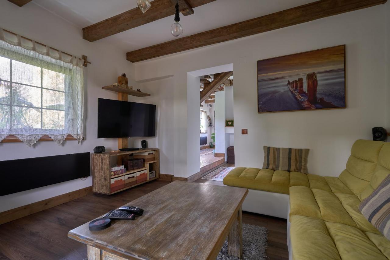 Walnut Tree Cottage Sacele Ngoại thất bức ảnh