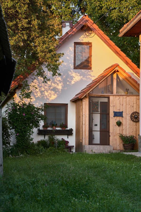 Walnut Tree Cottage Sacele Ngoại thất bức ảnh